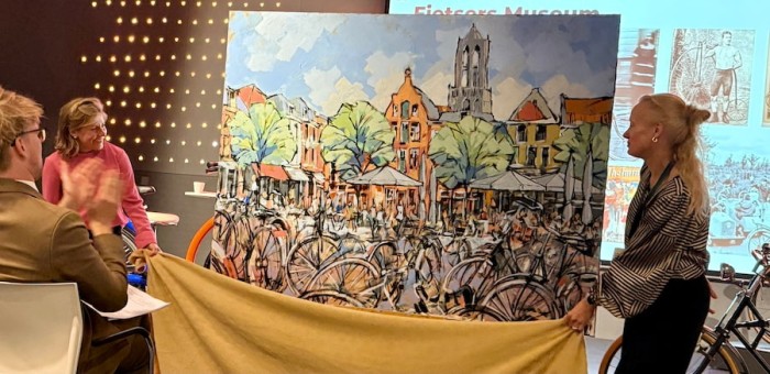 20241007Foto nieuwsfiets-nieuws-cycle-mobility-summit-07lancering fietsersmuseum onthulling schilder