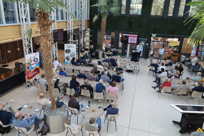 27 maart 2025 te gast sweco foto atrium hele zaal van boven birds eye view