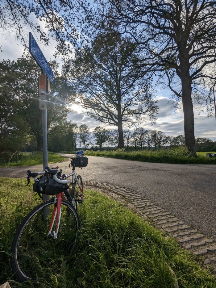 stilleven fiets bij straatbord Staand 1920 x 2560 676 kb-PXL_20230530_173050512